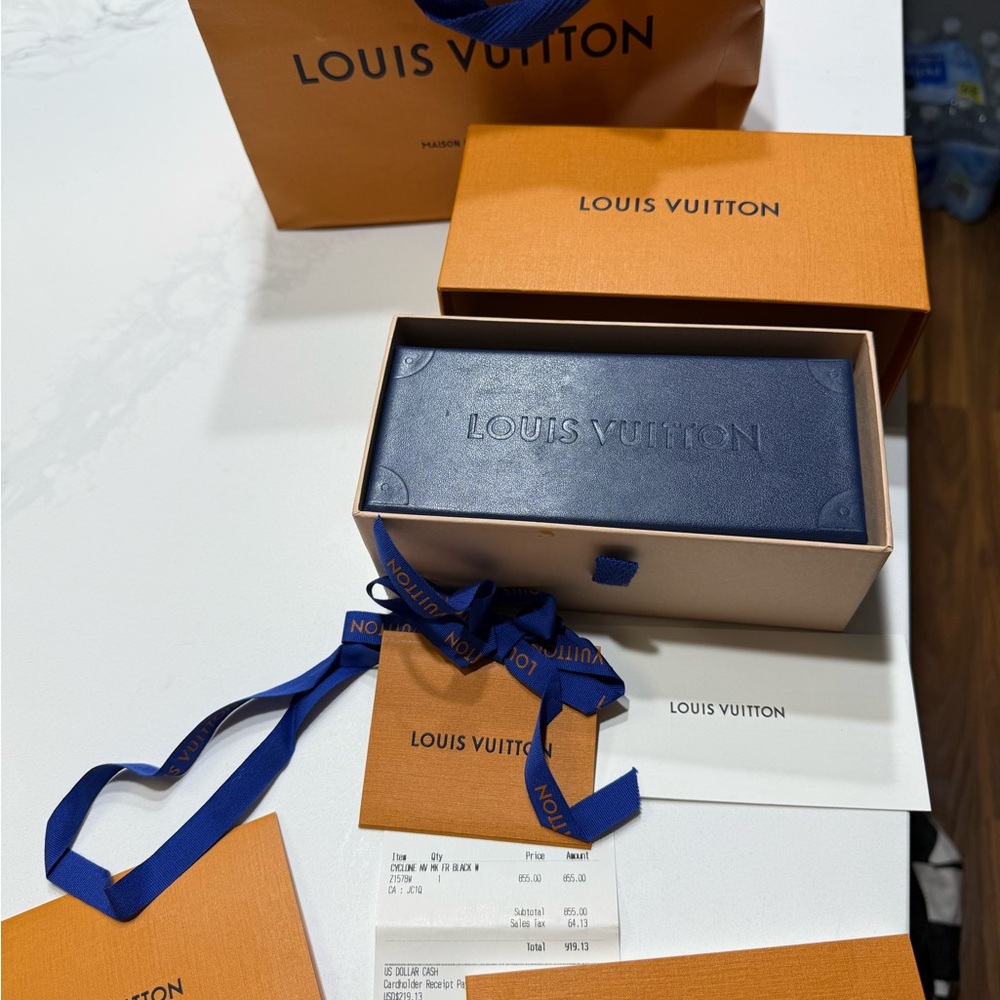 Louis Vuitton Black Sunglasses with Gold Details - Picture 8 of 11